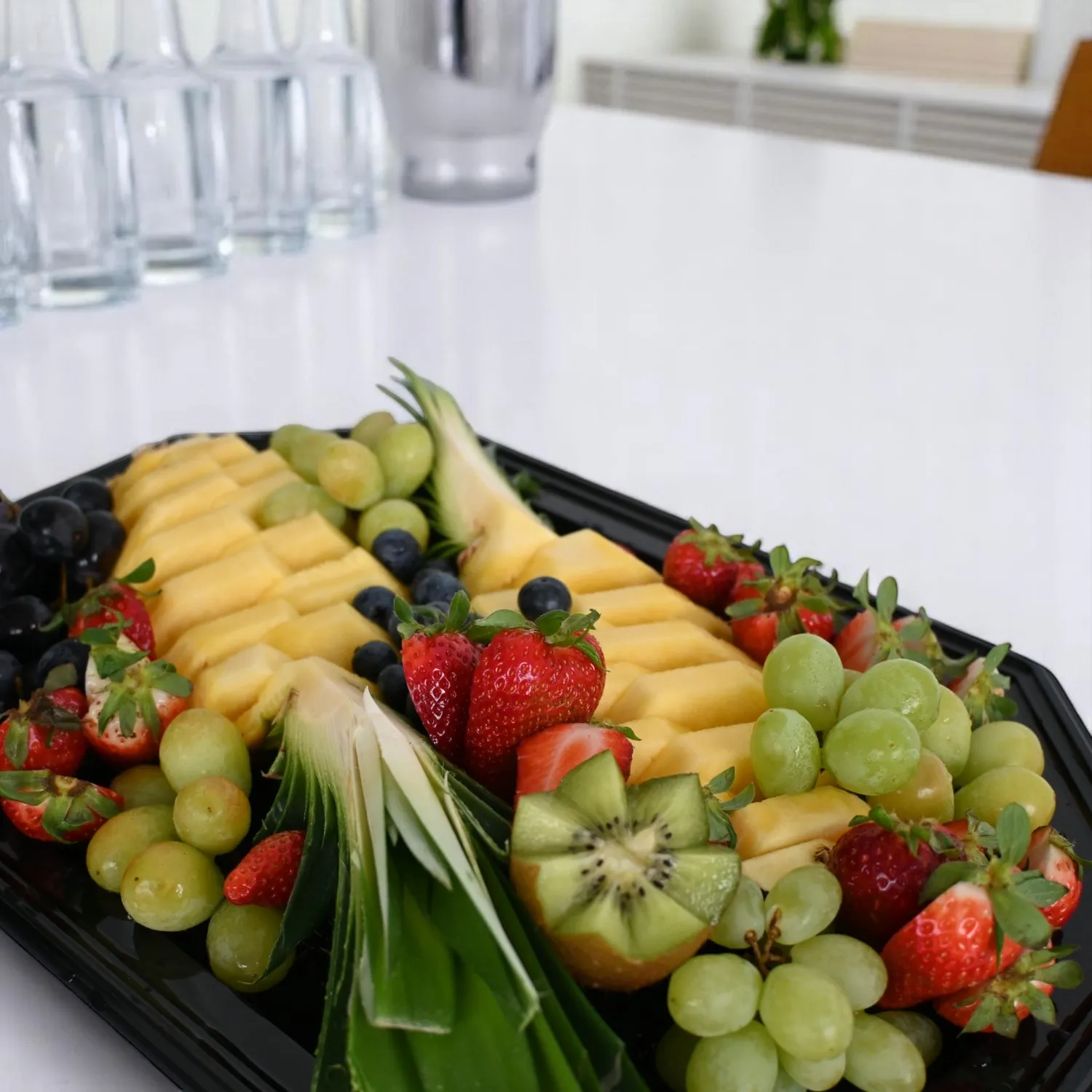 Sadna plošča za catering, pripravljena za poslovni dogodek