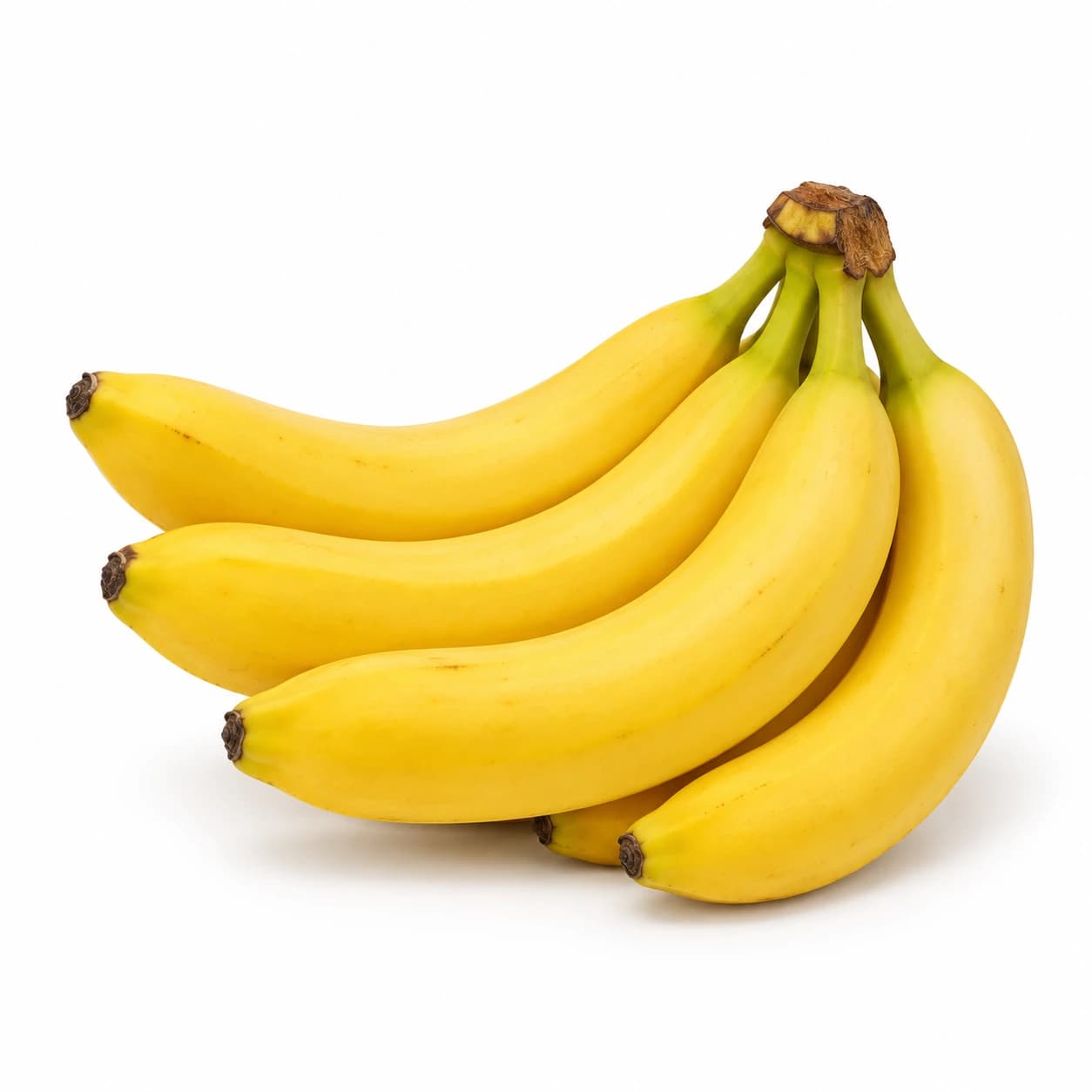 Šop rumenih banan z rahlo zelenimi peclji na belem ozadju.