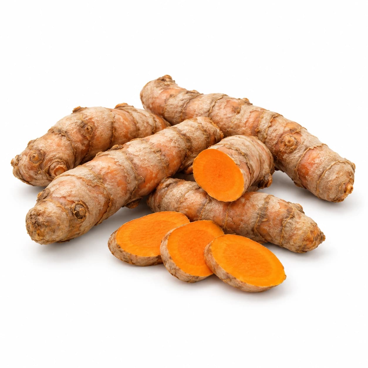 Korenike kurkume s prerezanim koncem in tremi rezinami živo oranžnega mesa.