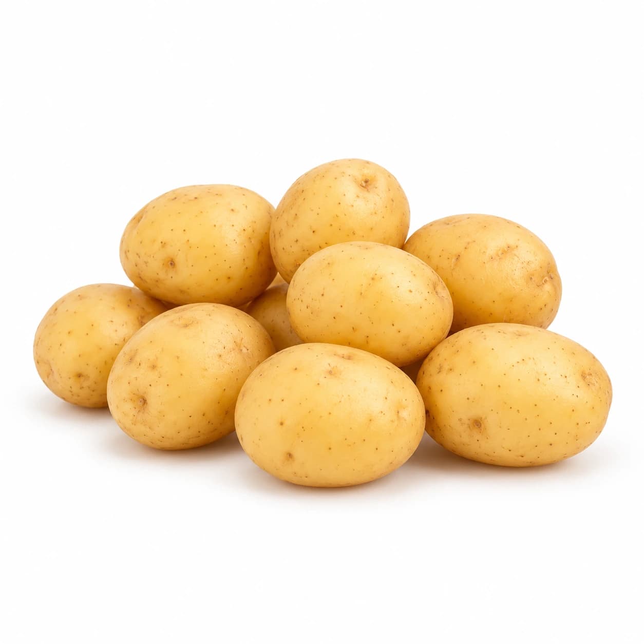 Kup celih mladih krompirjev s tanko svetlo rumeno lupino na beli podlagi.