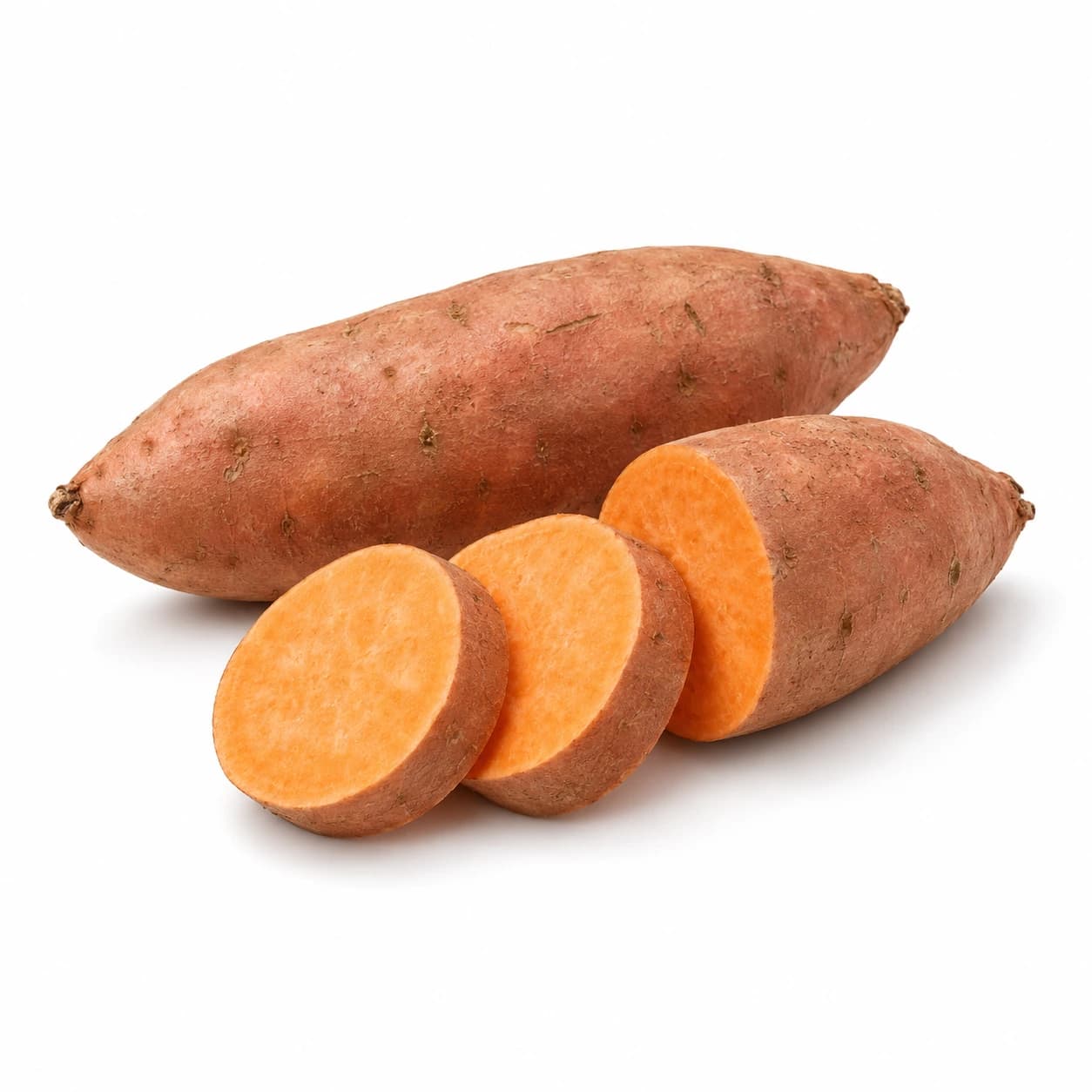 Cel sladki krompir ob prerezanem gomolju in rezinah z oranžnim mesom.
